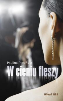 Читать W cieniu fleszy - Paulina Ptasińska